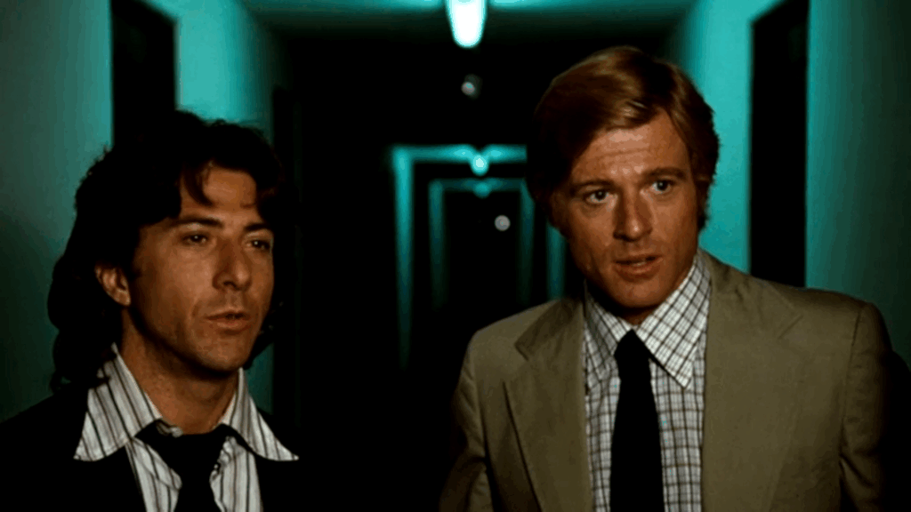 Dustin Hoffmann et Robert Redford interprétant respectivement Carl Bernstein et Bob Woodward, les deux journalistes du Washington Post qui ont révélé le scandale du Watergate, dans Les Hommes du président, D’Alan J. Pakula (1976).