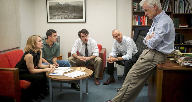 De gauche à droite : Rachel McAdams, Mark Ruffalo, Brian D’Arcy James, Michael Keaton et John Slattery, interprétant respectivement Sacha Pfeiffer, Michael Rezendes, Matty Carroll, Walter « Robby » Robinson et Ben Bradlee Jr. dans Spotlight de Tom McCarthy (2015).